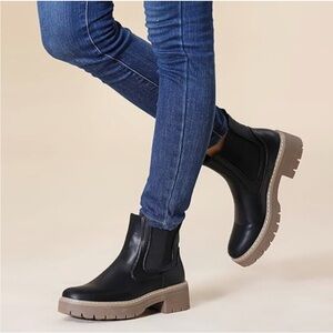 Stylish Black and Tan Winter Boots